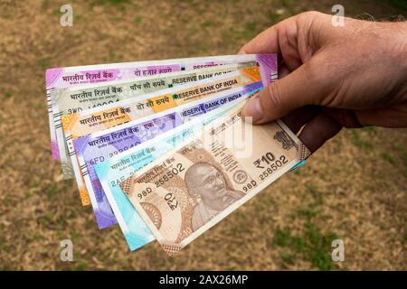 India, che detiene tutte le Banconote rupee in valuta indiana 2020 Foto Stock