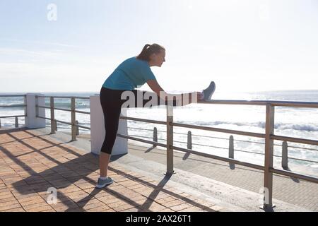 Pareggiatore femmina che si estende sul mare Foto Stock