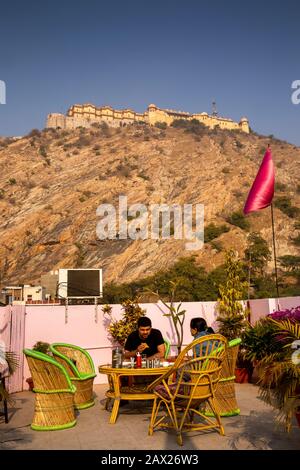 India, Rajasthan, Jaipur, Nahargarh Road, il Forte Nahargarh che torreggia sopra il cliente dell'hotel di Nahargarh Palace nel ristorante sul tetto Foto Stock