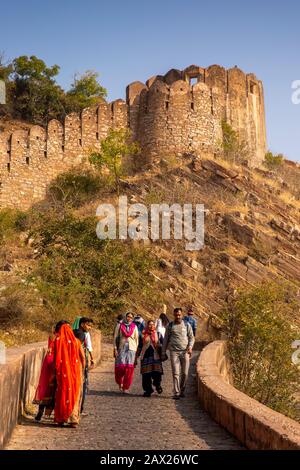 India, Rajasthan, Jaipur, visitatori indiani che camminano su Nahargarh Road verso le mura fortilizio Foto Stock