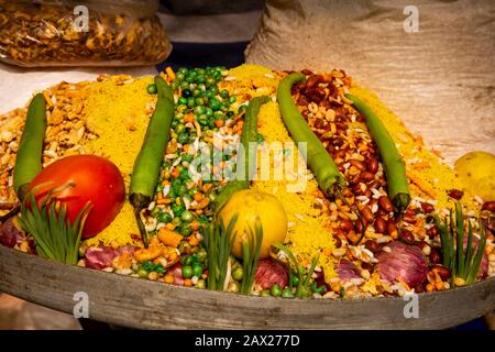 India, Rajasthan, Jaipur, Forte di Nahargarh, venditore di snack, stallo vegetariano che mostra cibo per i visitatori del fine settimana Foto Stock