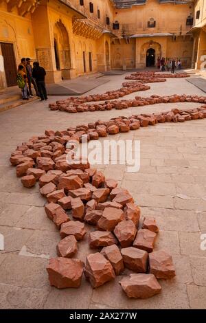 India, Rajasthan, Jaipur, Forte Nahargarh, Cortile, Fiume Di Pietre, Installazione Da Parte Del Scultore Britannico Del Paesaggio Richard Long Foto Stock