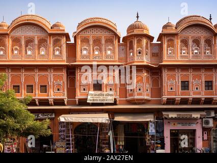 India, Rajasthan, Jaipur, Hawa Mahal Road, dettaglio architettonico dell'edificio di fronte al complesso del Palazzo reale Foto Stock
