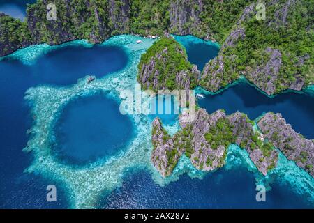 Isola di Coron, Palawan, Filippine, vista aerea di belle lagune e scogliere calcaree. Foto Stock