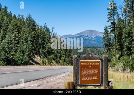 Vetta della Sierra Blanca nella contea di Lincoln, New Mexico, vista dall'autostrada US 70 vicino a Ruidoso, NM, USA. Foto Stock