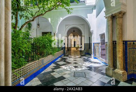 Colorato ed elegante chiostro moresco di Siviglia. Andalusia, Spagna. Foto Stock