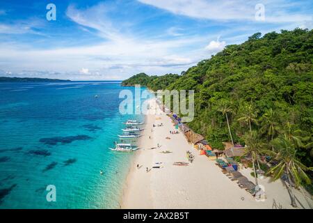 Boracay Island, Filippine, vista aerea di Puka Shell Beach in una giornata di sole. Foto Stock