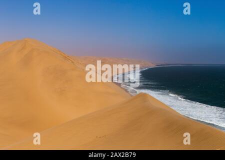 La dune di sabbia incontra l'oceano Atlantico Foto Stock