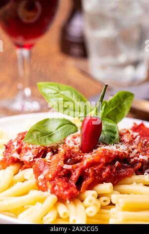 Rigatoni Pasta con salsa di pomodoro Foto Stock