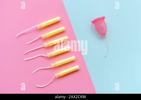La femmina coppa mestruale è contrastata con sei tamponi negli applicatori. Foto Stock