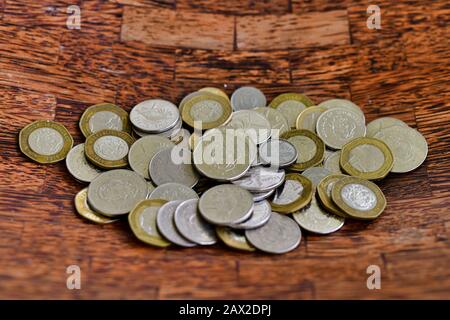 Seychelles Rupees, 2020, monete con sfondo in legno. Foto Stock