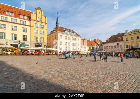 I turisti affollano le caffetterie e negozi in Tallinn medievale Town Square nella città murata di Tallinn in Estonia. Foto Stock