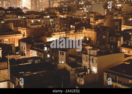 Vista isometrica degli edifici urbani di notte in toni caldi. Foto Stock