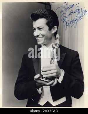 1962 , LOS ANGELES , USA : il film attore e ballerino GEORGE CHAKIRIS ( nato il 16 settembre 1934 a Norwood, Ohio ) vincitore DEL premio OSCAR come miglior Attore Di Ruolo Di Supporto per West Side Story ( 1961 ) di Jerome Robbins e Robert Wise . - CINEMA - sorriso - sorriso - sorriso - coscia fumante - arco cravatta - cravatta - papillon - Academy Awards - prima COLAZIONE - prima OSCAR - statuetta - statuetta - - --- Archivio GBB Foto Stock