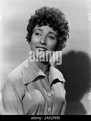 1949 , USA : l'attrice cinematografica italiana VALENTINA CORTESE ( Milano , 1923 ) di Hollywood , pubblica ancora per IL film THIEVES HIGHWAY ( i corsari della strada ) di Jules Dassin , Da un vovel di A.I. Bezzerides - CINEMA - DIVA - DIVINA - Smile - sorriso - sorriso - riccioli - teves' ---- Archivio GBB Foto Stock