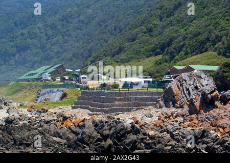 Tempeste River Mouth Rest Camp, mostra caravan e campeggio sezione Tsitsikamma del Garden Route National Park, Humansdorp, Sud Africa Foto Stock