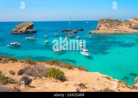 Cove Blue Lagoon con barche ancorate sull'isola di Comino a Malta. Mare turchese, mare azzurro cristallino, yacht e barche a vela. Foto Stock