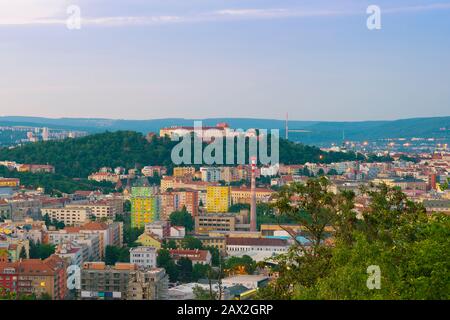 Colorata architettura Brno e fortezza Spilberk in estate pomeriggio sera foto. Case e grattacieli Brno foto scattata da alta vetta. Foto Stock