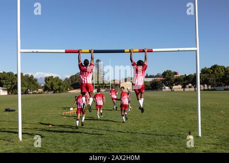 Giocatori di rugby che fanno i push-up Foto Stock