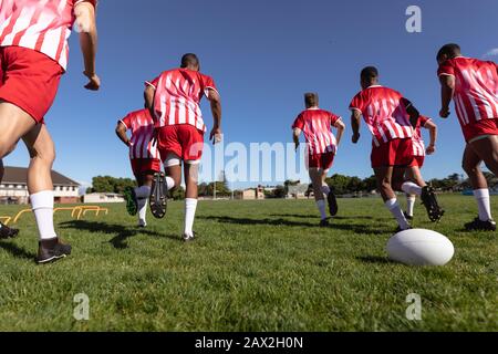 Giocatori di rugby in corsa Foto Stock