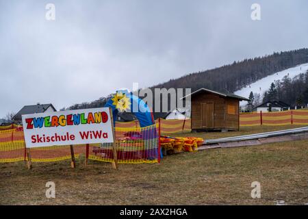 Skilift trasportatore a nastro, area sciistica per principianti Ritzhagen, gestito con neve artificiale, da cannoni da neve, Willingen, Sauerland, Hessen, Germania, Foto Stock