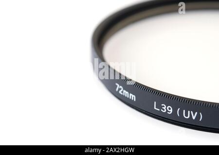 Primo piano del filtro UV della fotocamera su sfondo bianco. Foto Stock