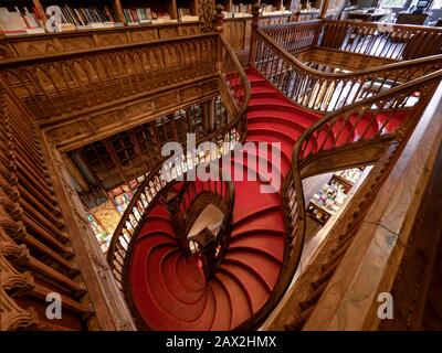 Interni della Libreria Lello (in portoghese: Livraria Lello) con la sua famosa scalinata in legno nel centro storico di Porto, Portogallo. Foto Stock