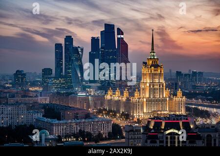 Veduta aerea dello skyline di Mosca al tramonto che mostra i monumenti architettonici e l'International Business Center a Mosca, Russia. Foto Stock