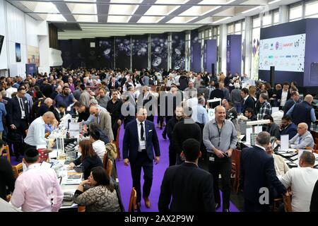 Ramat Gan, Israele. 10th Feb, 2020. La gente partecipa alla settimana Internazionale dei Diamanti in Israele (IDWI) a Ramat Gan, Israele, il 10 febbraio 2020. L'IDWI ha aperto il lunedì a Ramat Gan sull'enorme area commerciale della Borsa dei diamanti d'Israele. Centinaia di aziende di diamanti israeliane e internazionali partecipano all'evento che si concluderà il 12 febbraio 2020. Credito: Chen Wenxian/Xinhua/Alamy Live News Foto Stock