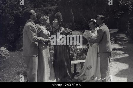 1943 , ITALIA : l'attore comicista italiano ERMINIO MACARIO (Torino , 1902 - 1980 ) di ALFREDO Guarini , IN LA ZIA DI CARLO , da un'opera di Brandon Thomas . In questa foto con SILVANA JACHINO e MAURIZIO D'ANCONA . Photo by Bertazzini , Torino - CINEMA - FILM - COMICO - attore comico - cappello - cappello - sorriso - sorriso - travesti - travestito - uomo vestito da donna - travestite - female sosia - - --- Archivio GBB Foto Stock