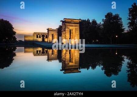 Tempio di Debod al tramonto a Madrid, Spagna. Foto Stock