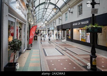 Victorian Arcade - una via pedonale coperta con negozi nella vecchia Christchurch Road, a Bournemouth, Dorset, Regno Unito il 7 febbraio 2020 Foto Stock