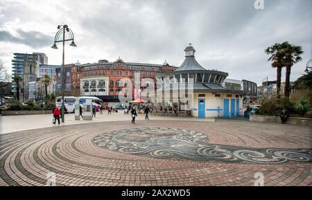 La piazza con mosaico di ghiaia in pavimentazione con Debenhams negozio e persone seduti all'aperto presso la caffetteria Obscura Street nel centro di Bournemouth, Bournemou Foto Stock