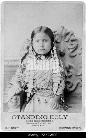 1885 : il piccolo l'indiano Hunkpata Lakota Sioux capo SEDUTA BULL ( 1831 ca - 1890 ) figlia IN PIEDI SANTO . Foto di D. F. Barry , Bismark , Dakota . - Buffalo Bill's Wild West Show - Tatanka Lyotake - Epopea del Selvaggio WEST - NATIVI AMERICANI - INDIANO D' AMERICA - Indiani - pellerossa - squaw - TORO SEDUTO - bambina - bambino - bambini - bambina - infanzia - infanzia - bambino - bambini - treccie - RITRATTO - RITRATTI - STORIA - FOTO STORICHE - --- ARCHIVIO GBB Foto Stock