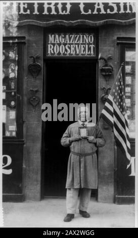 1918 ca , FIRENZE, ITALIA : un uomo italiano , chiamato CASINI , S.U.A. il Presidente ROOSEVELT double look-a-like di fronte al suo negozio MAGAZZINO ROOSEVELT con nelle mani la foto del Presidente e una bandiera degli Stati Uniti - SOSIA - Firenze - ITALIA - FOTO STORICHE - negozio - negoziante - venditore - POLITICA - POLITICA - - - - - --- Archivio GBB Foto Stock