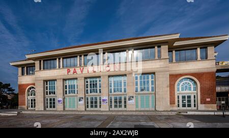 Bournemouth Pavilion dal lato sud in una luminosa giornata di sole a Bournemouth, Dorset, Regno Unito, il 7 febbraio 2020 Foto Stock