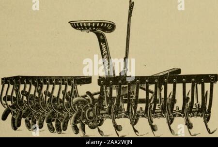 Mais; coltivazione, giudizio, allevamento, alimentazione, commercializzazione; per l'agricoltore e studente di agricoltura, un libro di testo per i college agricoli e le scuole superiori. Fig. 59.FULL DISC HARROW.The più comunemente usato in Iowa. I campi di Stilk sono ora solitamente slicati nella molla prima dell'aratura. Con ^^^^^ così facendo si allenta il terreno superficiale e si depolvera quindi ^^^°g^ vulcanizzato che realizza tre cose: Prima, le aperture superficiali »»^«=^dei tubi capillari sono l)roken. Questo non solo prevenire la perdita. Fig. Disco per SPIARE HARROW.Quando impostato ad un angolo, taglierà completamente gli steli. In sodla piec Foto Stock