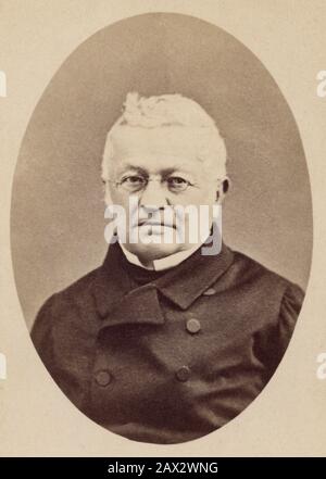 1875 ca , Parigi , FRANCIA : LO storico e politico francese ADOLPHE THIERS ( 1797 - 1877 ) . Foto Di Pirou , Parigi . Thiers era un primo ministro sotto il re Louis-Philippe di Francia. Dopo il rovesciamento del Secondo Impero, divenne nuovamente protagonista come il leader francese che sopprimeva il rivoluzionario Comune di Parigi del 1871. Dal 1871 al 1873 fu inizialmente capo di Stato (di fatto un presidente provvisorio della Francia), poi presidente provvisorio. Quando, a seguito di un voto di sfiducia nei confronti dell'Assemblea nazionale, la sua offerta di dimissioni è stata accettata (si aspettava un rifiuto Foto Stock