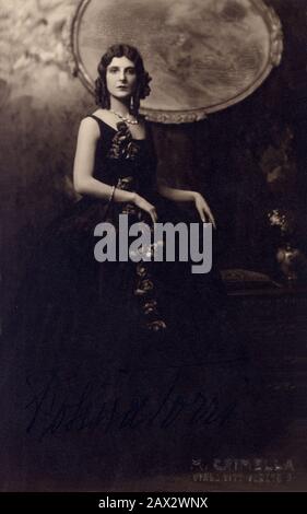 1928 ca , Milano , ITALIA : la celebre opera italiana Diva soprano ROSINA TORRI nel ruolo di MimÃ¬ in LA BOHEME di Giacomo Puccini , co-stella del tenore Aristodemo Giorgini . Foto di M. Crimella , Milano - OPERA LIRICA - DIVA - DIVINA - OPERA LIRICA - ricci - boccoli - riccioli - gioielli - gioielli - gioiello - gioiello - gioiello - Gioielli - rosa - rosa - rose - collana - collana - bracciale - braccialetto - bracciale - firma - firma - autografo - autografo Â- --- Archivio GBB Foto Stock