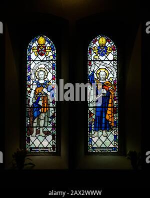 Vetrate raffiguranti San Pietro e San Paolo nella Chiesa di San Paolo, Esholt, West Yorkshire. Foto Stock