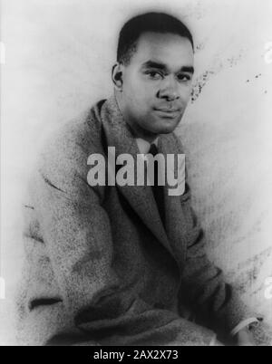 1939, USA : lo scrittore afro-americano RICHARD WRIGHT ( 1908 - 1960 ) , foto di Carl Van Vechten . Autore di romanzi a volte controversi, racconti brevi, poesie e non-finzione. Gran parte della sua letteratura riguarda temi razziali, soprattutto quelli che coinvolgono la difficile situazione degli afro-americani durante la fine 19th a metà 20th secoli. Il suo lavoro ha contribuito a ridefinire le discussioni sulle relazioni razziali in America nella metà del 20th secolo. - SCRITTORE - LETTERATURA - LETTERATURA - letterato - ritratto - camicia - camicia - cravatta - cravatta - POESIA - POESIA - POETA --------------------------------------------------- Foto Stock