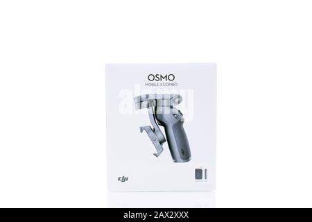 Nuova confezione con dispositivo di stabilizzazione video smartphone con pacchetto combinato osmo mobile 3. Foto Stock
