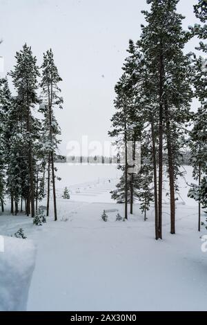 Ormeggia In Barca Sul Lago Jackson Coperto Di Neve D'Inverno Foto Stock