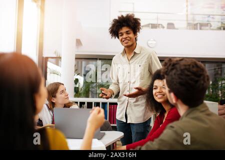 La gente di affari che lavorano insieme in ufficio. Concetto di partnership e il lavoro di squadra Foto Stock