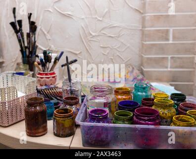 Master class in studio Eru - l'arte della pittura sull'acqua. Ancora vita: Pitture e strumenti per Eru Foto Stock