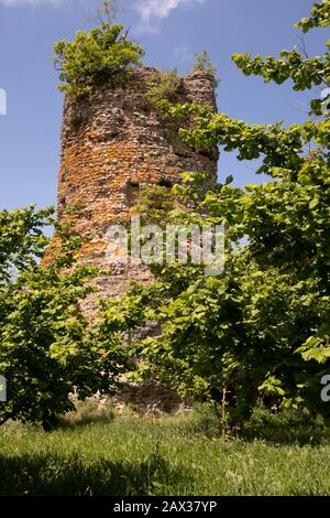 Torri d'Orlando resti di un mausoleo repubblicano romano nei pressi di Viterbo Lazio in Italia sulla Via Francigena: Una strada europea di pellegrinaggio a Roma Foto Stock