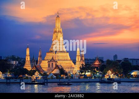 Tempio Wat Arun al tramonto a Bangkok, Thailandia. Foto Stock