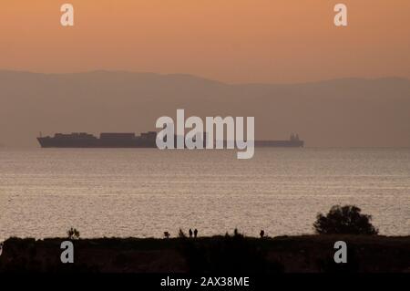 Le navi da carico partono dal porto del Pireo ad Atene, Grecia Foto Stock