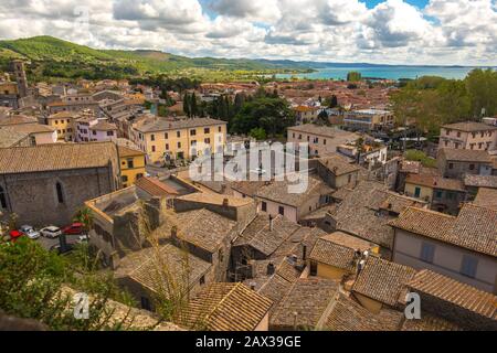 Tetti dell'antica città di Bolsena che sorge sulle rive del lago più grande d'Italia, il Lago di Bolsena, nella provincia di Viterbo Italia Foto Stock