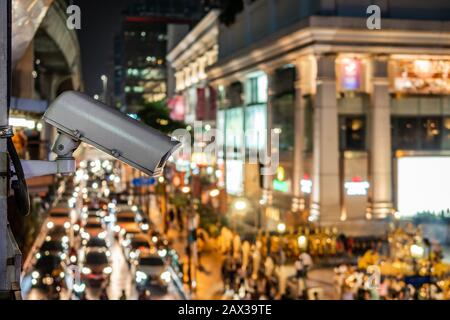 Telecamera di sorveglianza che si affaccia su un incrocio trafficato a Bangkok, Thailandia. Foto Stock